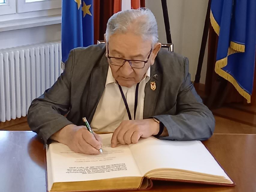 Zeitzeuge Bogdan Bartnikowski trägt sich das goldene Buch der Stadt Breisach ein