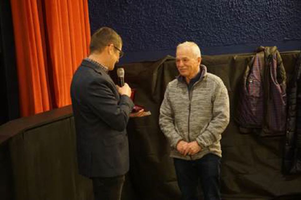 Andrzej Kacorzyk überreicht Werner Nickolai die Gedenkmedaille