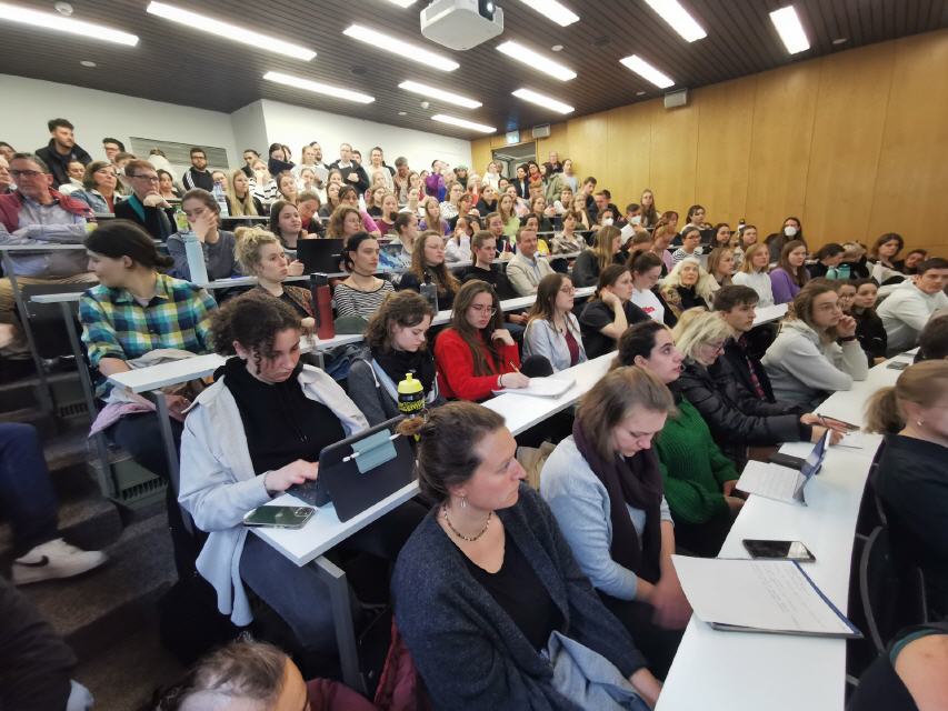 Die gut besuchte Aula 3000