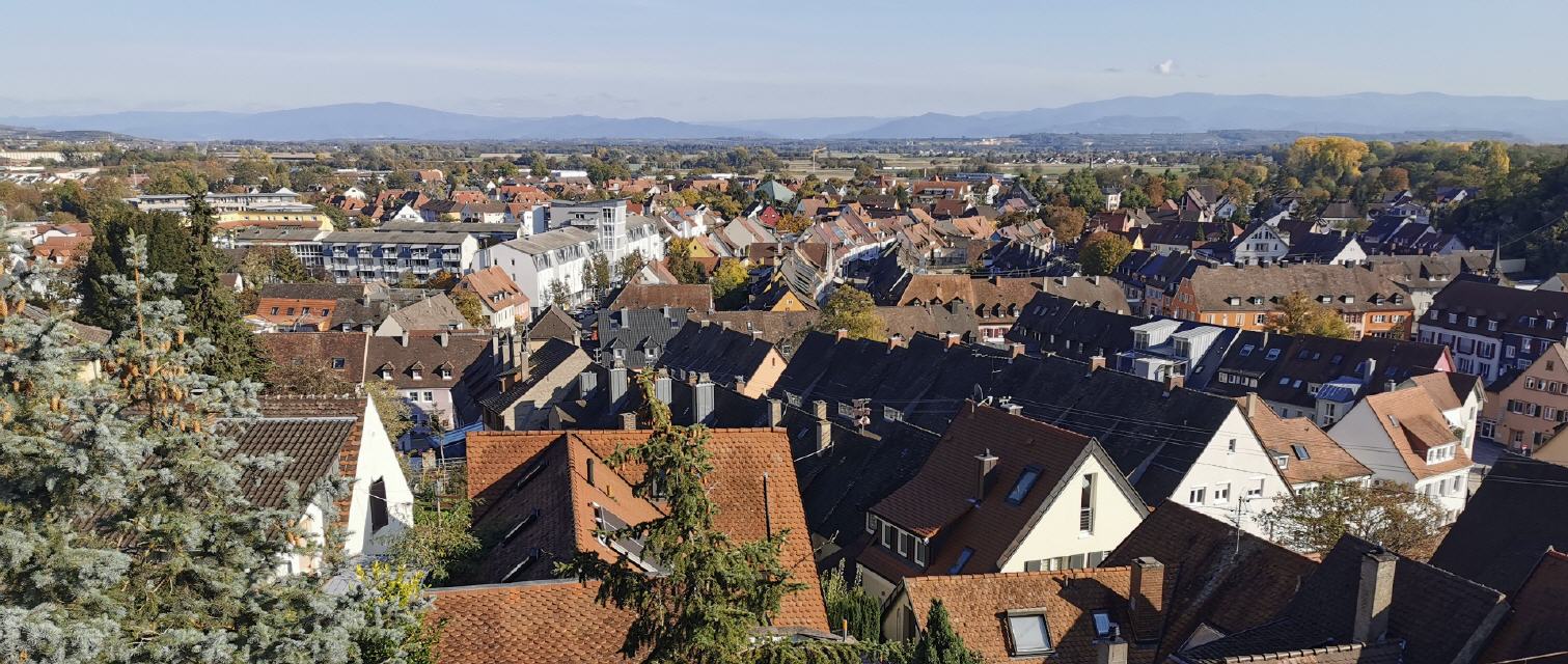 Blick auf Breisach Richtung Schwarzwald